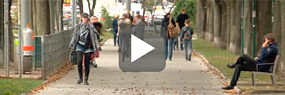Menschen auf Gehweg am Franz-Josefs-Kai