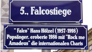 Straenschild mit Aufschrift "Falcostiege"