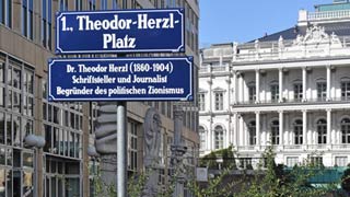 Straentafel vom Theodor-Herzl-Platz mit Zusatzschild: "Dr. Theodor Herzl (1860-1904), Schriftsteller und Journalist, Begrnder des politischen Zionismus"