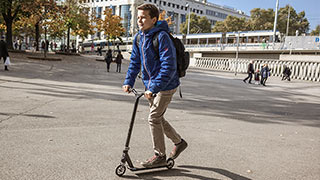 Junge fhrt mit einem Micro-Scooter am Karlsplatz